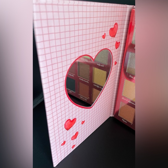 Disney Lady & The Tramp Eyeshadow Palette 12 Shades Design & Mirror NWT - Picture 3 of 5